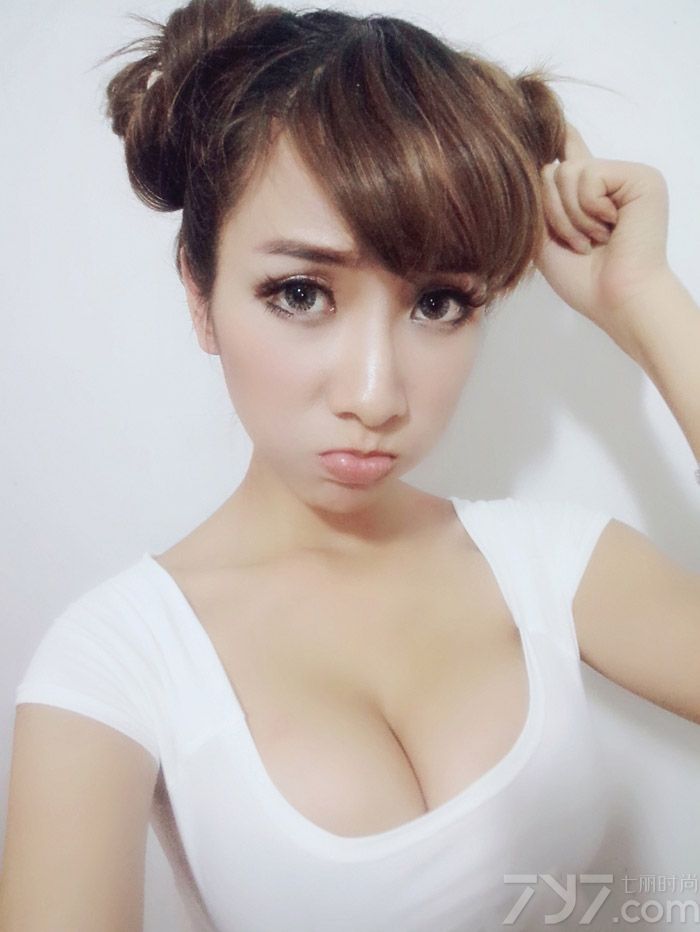 吴梓嫣,知名模特、showgirl、歌手、演员。长相甜美，性感百变的她，有着一股让人感觉很亲切，很温暖的魅力，被喜欢她的网友誉为“国民娃娃”“甜心教主”“性感女神”等等爱称。下面就一起来看看她的卖萌自拍照吧！