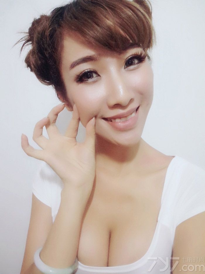 吴梓嫣,知名模特、showgirl、歌手、演员。长相甜美，性感百变的她，有着一股让人感觉很亲切，很温暖的魅力，被喜欢她的网友誉为“国民娃娃”“甜心教主”“性感女神”等等爱称。下面就一起来看看她的卖萌自拍照吧！