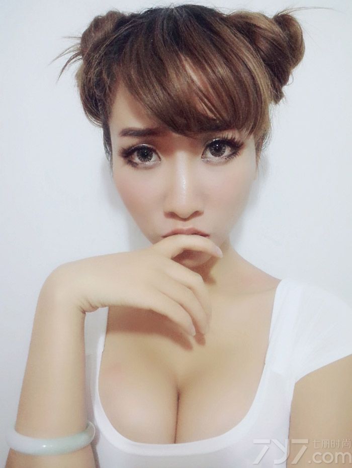 吴梓嫣,知名模特、showgirl、歌手、演员。长相甜美，性感百变的她，有着一股让人感觉很亲切，很温暖的魅力，被喜欢她的网友誉为“国民娃娃”“甜心教主”“性感女神”等等爱称。下面就一起来看看她的卖萌自拍照吧！