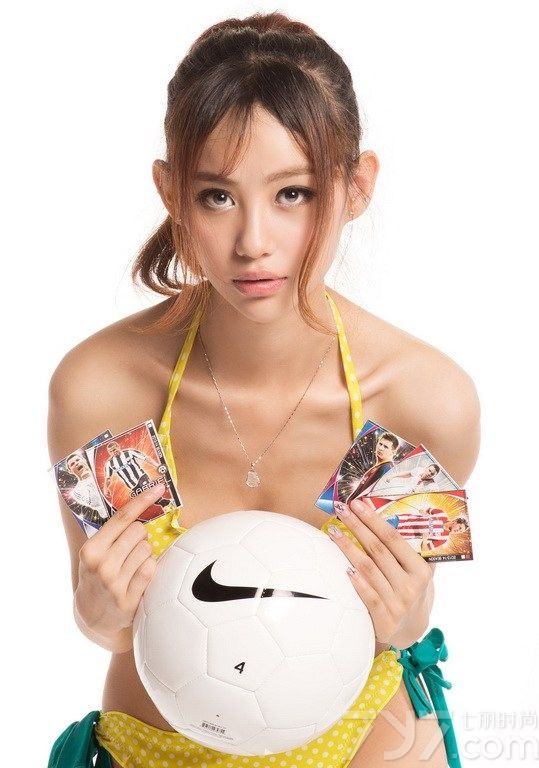每一界的世界杯足球赛都大受关注，因为可以看帅气的球星们踢球外还可以看性感靓丽的足球宝贝们，下面就为大家分享一组超具诱惑力的足球宝贝人休艺术写真，性感的长相，性感的身材，挤沟秀臀妖娆多姿，让人无法抵挡。