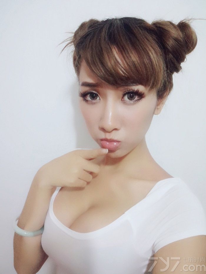 吴梓嫣,知名模特、showgirl、歌手、演员。长相甜美，性感百变的她，有着一股让人感觉很亲切，很温暖的魅力，被喜欢她的网友誉为“国民娃娃”“甜心教主”“性感女神”等等爱称。下面就一起来看看她的卖萌自拍照吧！