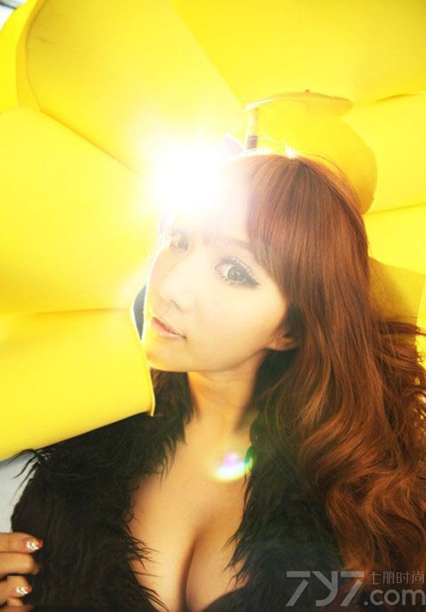 这组巨乳美少女性感写真图片，傲人的性感美胸以及童颜面容，将清纯与性感完美的结合一起，让人无法抗拒的性感魅力令宅男们疯狂不已，白皙肌肤以及妖娆魅惑眼神也是致命的要点，分享一组巨乳美少女性感写真图片，看傲人美胸的致命诱惑。