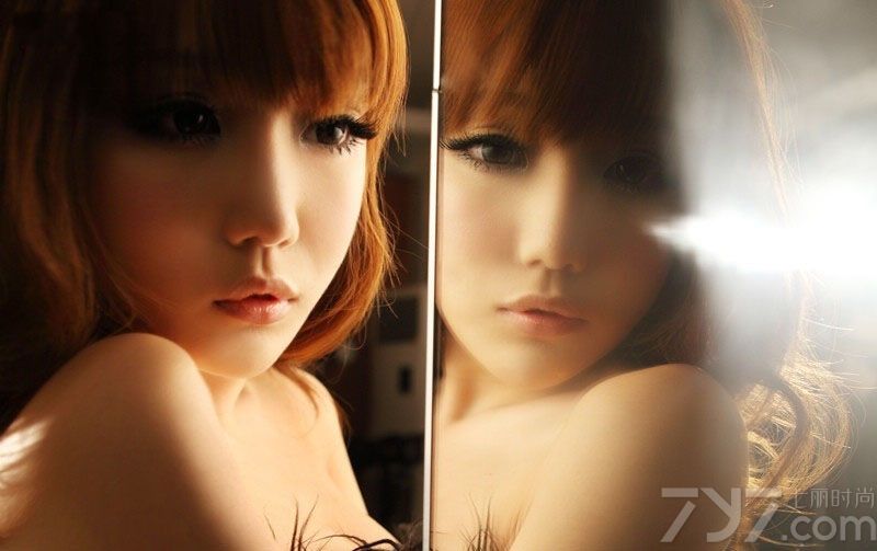 这组巨乳美少女性感写真图片，傲人的性感美胸以及童颜面容，将清纯与性感完美的结合一起，让人无法抗拒的性感魅力令宅男们疯狂不已，白皙肌肤以及妖娆魅惑眼神也是致命的要点，分享一组巨乳美少女性感写真图片，看傲人美胸的致命诱惑。