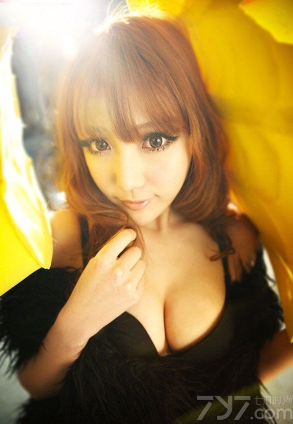 这组巨乳美少女性感写真图片，傲人的性感美胸以及童颜面容，将清纯与性感完美的结合一起，让人无法抗拒的性感魅力令宅男们疯狂不已，白皙肌肤以及妖娆魅惑眼神也是致命的要点，分享一组巨乳美少女性感写真图片，看傲人美胸的致命诱惑。