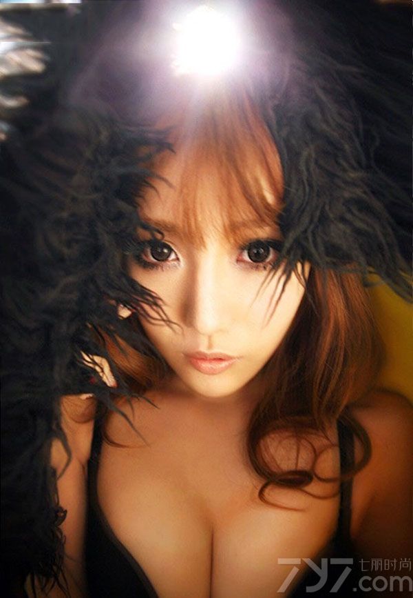 这组巨乳美少女性感写真图片，傲人的性感美胸以及童颜面容，将清纯与性感完美的结合一起，让人无法抗拒的性感魅力令宅男们疯狂不已，白皙肌肤以及妖娆魅惑眼神也是致命的要点，分享一组巨乳美少女性感写真图片，看傲人美胸的致命诱惑。