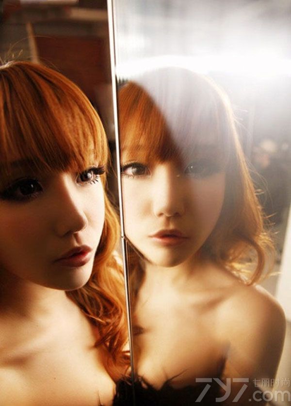 这组巨乳美少女性感写真图片，傲人的性感美胸以及童颜面容，将清纯与性感完美的结合一起，让人无法抗拒的性感魅力令宅男们疯狂不已，白皙肌肤以及妖娆魅惑眼神也是致命的要点，分享一组巨乳美少女性感写真图片，看傲人美胸的致命诱惑。