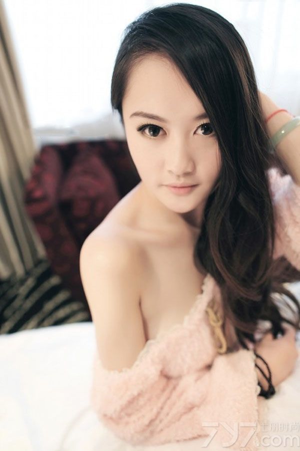 这组惊艳美女性感写真图片，在浴室内拍摄出充满了致命魅力的性感魅惑感，白皙肌肤以及穿着豹纹内衣，将魅惑狂野性感完美展现，湿身的诱惑更是让人无法抗拒，分享一组惊艳美女浴室性感写真 ，看半裸酥胸图片尽显致命诱惑。