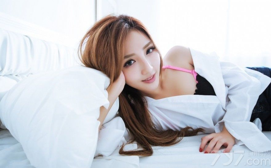 这组大眼美女性感私房写真图片，一双会放电的大眼，加上穿着白衬衣拍摄出来的性感写真，内里的性感迷人依旧无法抵抗，慵懒的妩媚表情更是让人迷惑不已，分享一组大眼美女性感私房写真图片，迷人长腿与黑丝的诱惑。