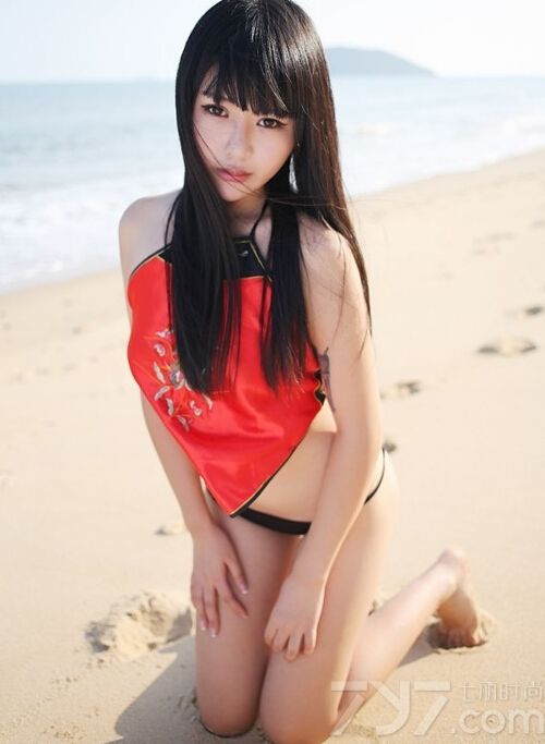 这位性感美女长相十分萝莉，却拥有一双白皙的巨乳，身穿黑色内衣套装，大秀饱满的好身材，下面就一起来欣赏这组美女诱惑写真，翘臀美乳的尤物绝对会惊爆你的眼球。

