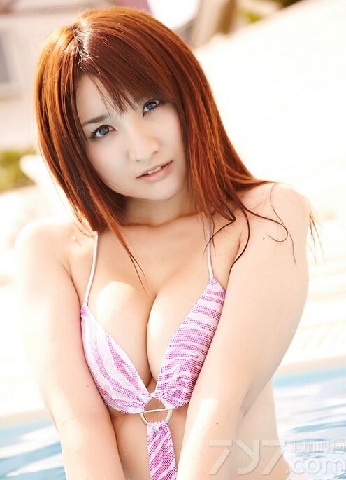 这位圆脸美女身穿连体比基尼，秀出白皙的肌肤和丰臀肥乳的好身材，给人一种健康阳光向上的感觉，下面就一起来欣赏这组比基尼写真，完美比例的爆乳女生值得一看。
