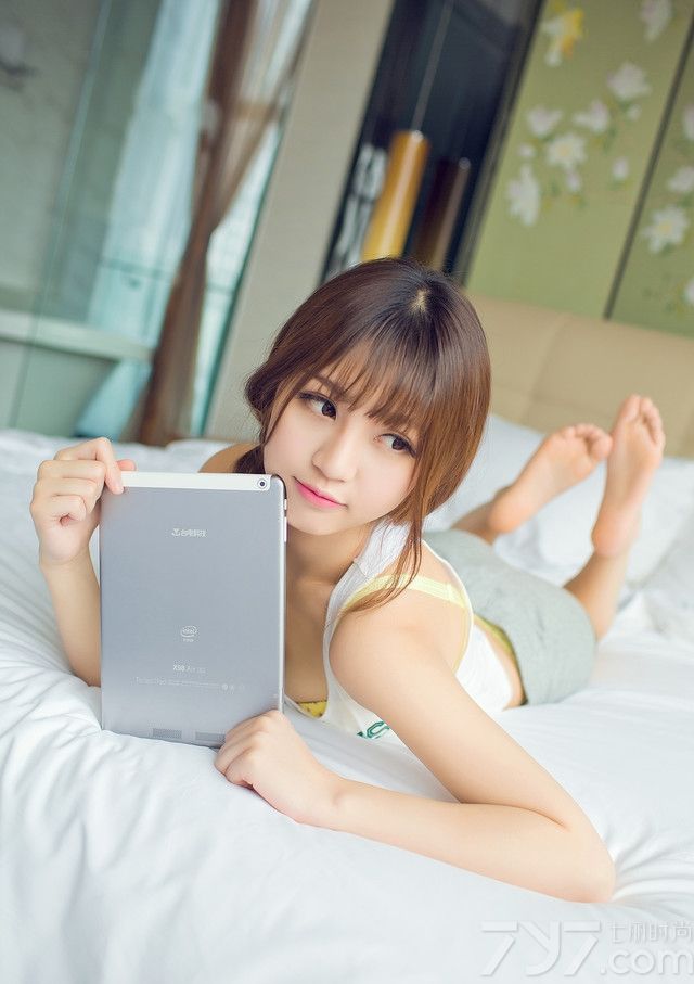 都说像猫一样的女人最惹人喜欢，下面就为大家分享一组超清纯可爱的美女私房照，甜美的脸蛋，精致的五官，身穿不同服饰，隐约露出白皙丰胸美腿，再加上各种卖萌的表情，简直让人爱到不行。