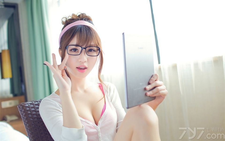 都说像猫一样的女人最惹人喜欢，下面就为大家分享一组超清纯可爱的美女私房照，甜美的脸蛋，精致的五官，身穿不同服饰，隐约露出白皙丰胸美腿，再加上各种卖萌的表情，简直让人爱到不行。