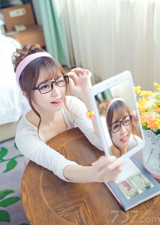 都说像猫一样的女人最惹人喜欢，下面就为大家分享一组超清纯可爱的美女私房照，甜美的脸蛋，精致的五官，身穿不同服饰，隐约露出白皙丰胸美腿，再加上各种卖萌的表情，简直让人爱到不行。