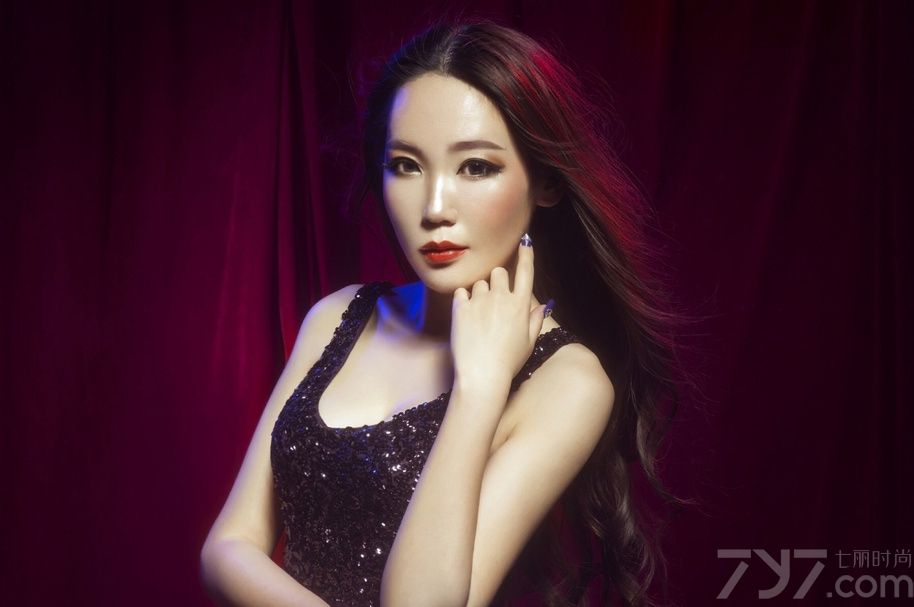 夜店的狂欢让你着迷，舞厅中各式各样的美女惹人痴迷。炫动的音乐过后，满是激情燃烧的氛围。成熟又感性的美女躺在休息室，傲然挺立的双峰、圆润挺拔的翘臀一展好身材，下面一起看看成熟性感美女夜店激情图片，热辣小猫女释放高冷知性魅力。