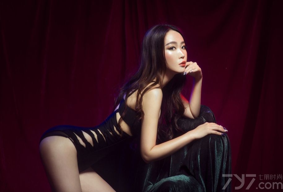 夜店的狂欢让你着迷，舞厅中各式各样的美女惹人痴迷。炫动的音乐过后，满是激情燃烧的氛围。成熟又感性的美女躺在休息室，傲然挺立的双峰、圆润挺拔的翘臀一展好身材，下面一起看看成熟性感美女夜店激情图片，热辣小猫女释放高冷知性魅力。