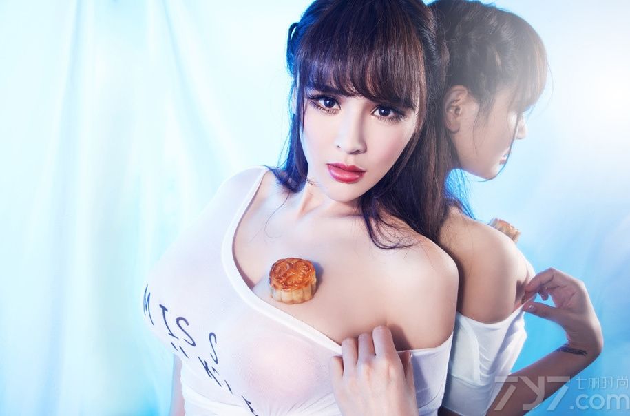 都说女人心如海底针，让男人读不懂，也看不懂。落地镜前的美女似有似无露出娇羞的面庞，附身保护住美乳上的月饼，疼惜爱护的表情可爱甜美。冷峻又高傲的眼神也时而显现出来，眉眼之间满是高冷范，下面一起来看看美女双面性感人体艺术图片，宅男们是否想化身称月饼呢？