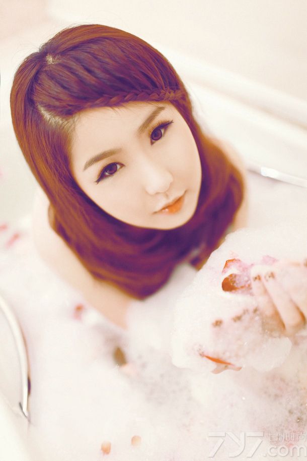 经常听到大眼美女，其实独具魅力的单眼皮小眼睛也一样很魅力哟。下面就为大家分享一组小眼睛极品美少女浴室私房照，白皙粉嫩的肌肤，身穿粉色波点内衣，露出圆润的丰胸与美腿，娇嫩红颜大玩湿身诱惑。