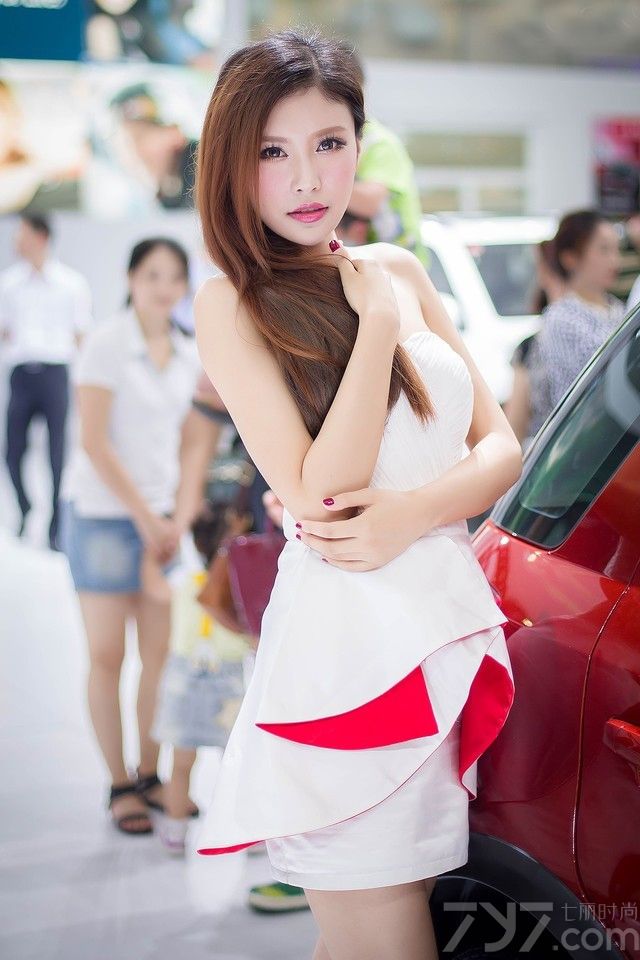 都说香车美女天下无敌，现在的车展除了看名车外，美女也是必不可少的。今天就为大家分享一组超性感火辣的车模美女图片，她们青春靓丽，身材也是相当的火辣，穿上各种性感服装，简直是要亮瞎宅男眼球。