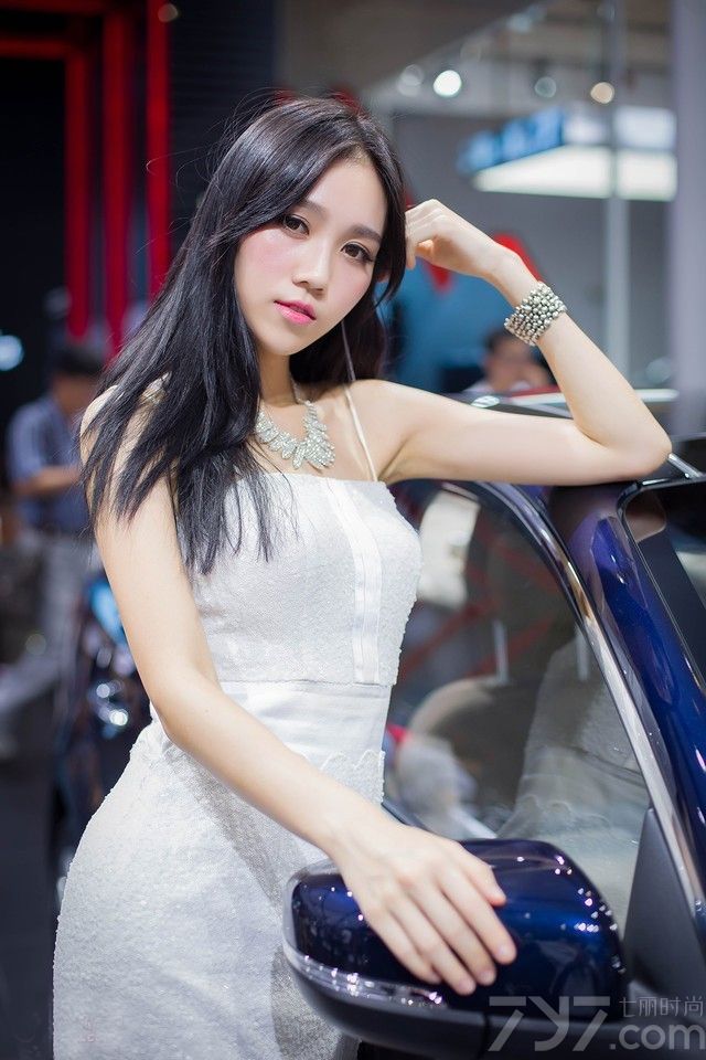 都说香车美女天下无敌，现在的车展除了看名车外，美女也是必不可少的。今天就为大家分享一组超性感火辣的车模美女图片，她们青春靓丽，身材也是相当的火辣，穿上各种性感服装，简直是要亮瞎宅男眼球。