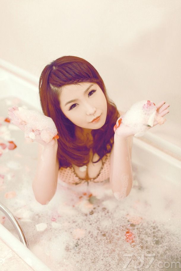 经常听到大眼美女，其实独具魅力的单眼皮小眼睛也一样很魅力哟。下面就为大家分享一组小眼睛极品美少女浴室私房照，白皙粉嫩的肌肤，身穿粉色波点内衣，露出圆润的丰胸与美腿，娇嫩红颜大玩湿身诱惑。