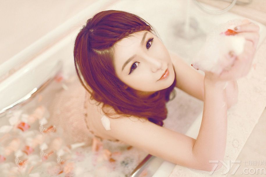 经常听到大眼美女，其实独具魅力的单眼皮小眼睛也一样很魅力哟。下面就为大家分享一组小眼睛极品美少女浴室私房照，白皙粉嫩的肌肤，身穿粉色波点内衣，露出圆润的丰胸与美腿，娇嫩红颜大玩湿身诱惑。