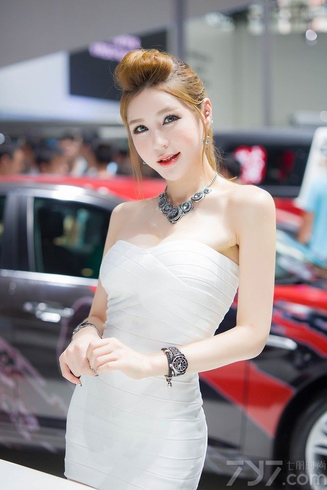 都说香车美女天下无敌，现在的车展除了看名车外，美女也是必不可少的。今天就为大家分享一组超性感火辣的车模美女图片，她们青春靓丽，身材也是相当的火辣，穿上各种性感服装，简直是要亮瞎宅男眼球。