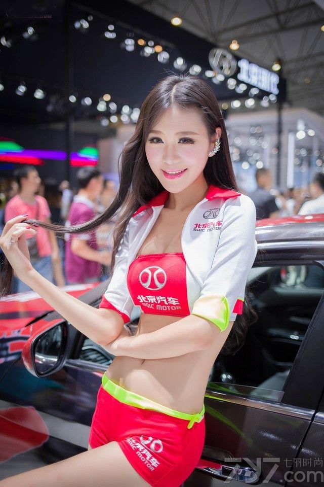 都说香车美女天下无敌，现在的车展除了看名车外，美女也是必不可少的。今天就为大家分享一组超性感火辣的车模美女图片，她们青春靓丽，身材也是相当的火辣，穿上各种性感服装，简直是要亮瞎宅男眼球。