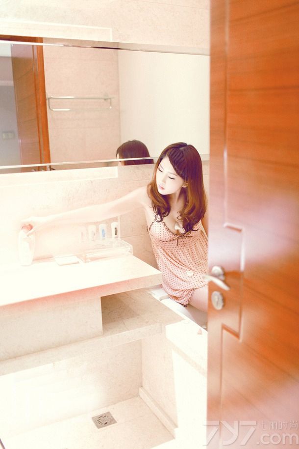 经常听到大眼美女，其实独具魅力的单眼皮小眼睛也一样很魅力哟。下面就为大家分享一组小眼睛极品美少女浴室私房照，白皙粉嫩的肌肤，身穿粉色波点内衣，露出圆润的丰胸与美腿，娇嫩红颜大玩湿身诱惑。