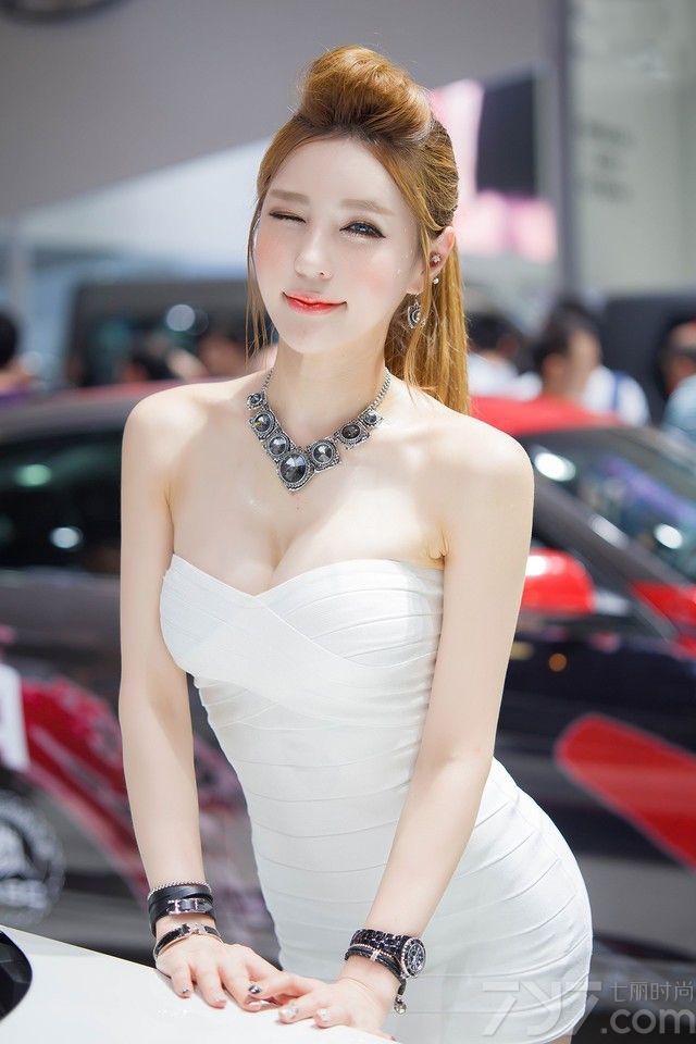 都说香车美女天下无敌，现在的车展除了看名车外，美女也是必不可少的。今天就为大家分享一组超性感火辣的车模美女图片，她们青春靓丽，身材也是相当的火辣，穿上各种性感服装，简直是要亮瞎宅男眼球。