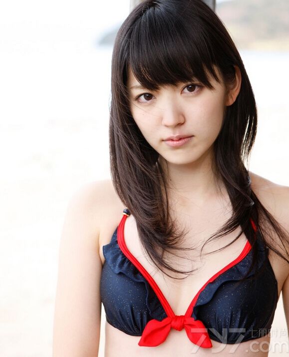 这位美女拥有一双好看的杏眼，五官也特别精致，加上白皙的肌肤，可以算得上极品美女了。身穿比基尼拍摄了一组写真图片，与海边小镇的美好风景互相映衬。
