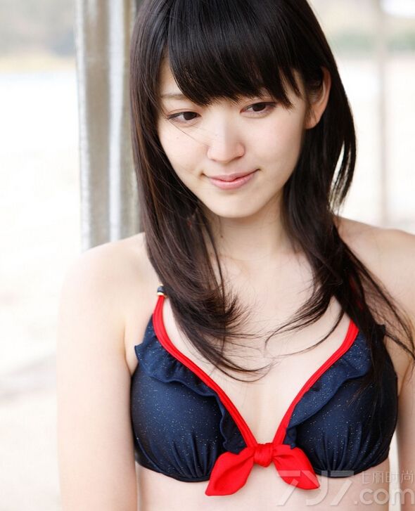 这位美女拥有一双好看的杏眼，五官也特别精致，加上白皙的肌肤，可以算得上极品美女了。身穿比基尼拍摄了一组写真图片，与海边小镇的美好风景互相映衬。
