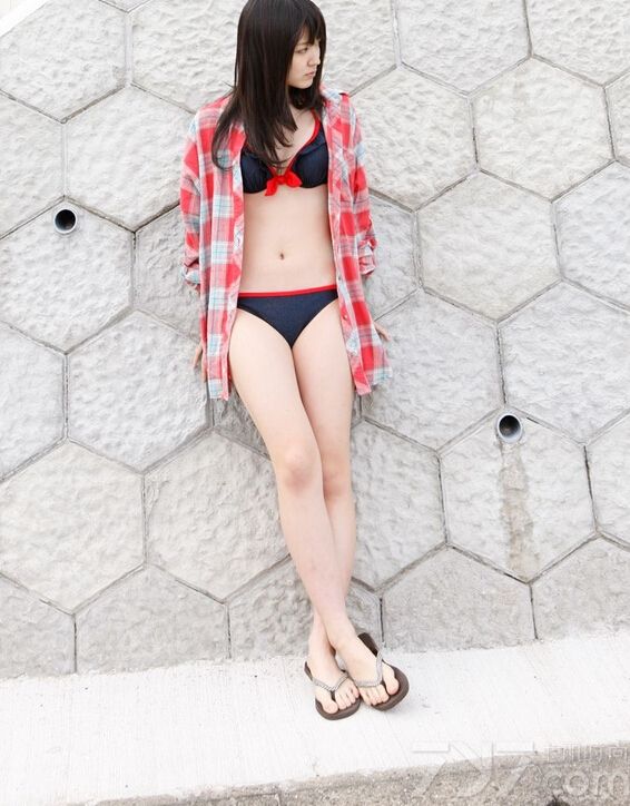 这位美女拥有一双好看的杏眼，五官也特别精致，加上白皙的肌肤，可以算得上极品美女了。身穿比基尼拍摄了一组写真图片，与海边小镇的美好风景互相映衬。
