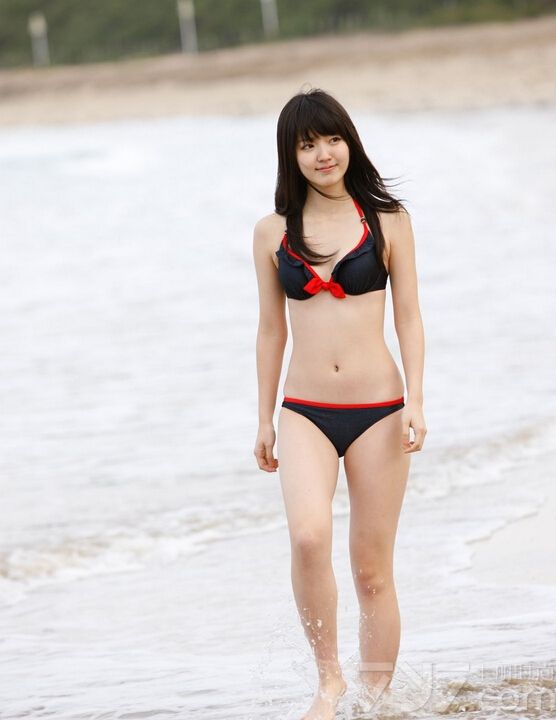 这位美女拥有一双好看的杏眼，五官也特别精致，加上白皙的肌肤，可以算得上极品美女了。身穿比基尼拍摄了一组写真图片，与海边小镇的美好风景互相映衬。
