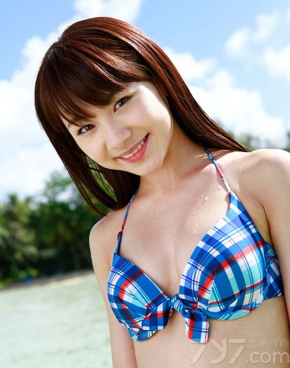 来自日本的95后美少女石田亚佑美是偶像组合早安少女10期的成员，一张娃娃脸让她非常受欢迎。下面就一起来看看这位美少女的性感写真，青春洋溢的比基尼难挡诱惑姿态。
