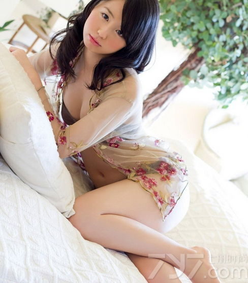 这组性感少妇迷人内衣写真图片，充满了诱惑魅力的画面，让人看了之后无法忘怀。特别是白皙肌肤以及性感长腿都是诱人的焦点，傲人的性感美胸瞬间秒杀男性目光，分享一组性感少妇迷人写真图片，美胸与长腿的妖娆魅惑。