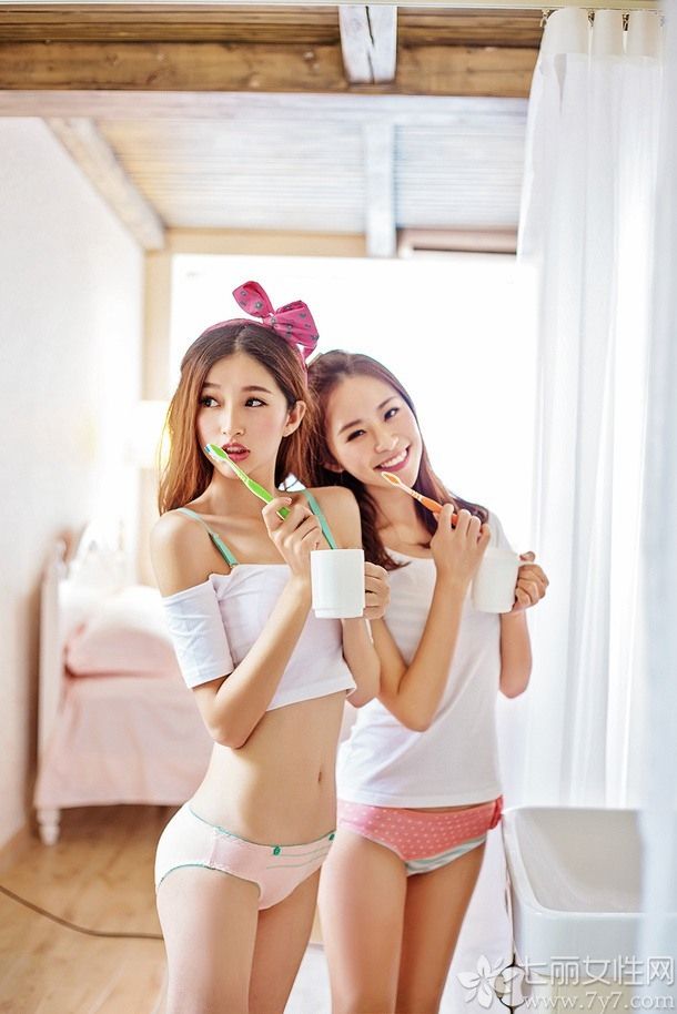 完美的人生怎能少得了闺蜜的陪伴，下面为大家有带来一组90后闺蜜性感私房照，青春靓丽的长相，甜美的笑容，手拿牙刷水杯的悠闲让人 心情愉快。露肩上衣+小内裤，露出细腰长腿，展现出无限的激情魅力。