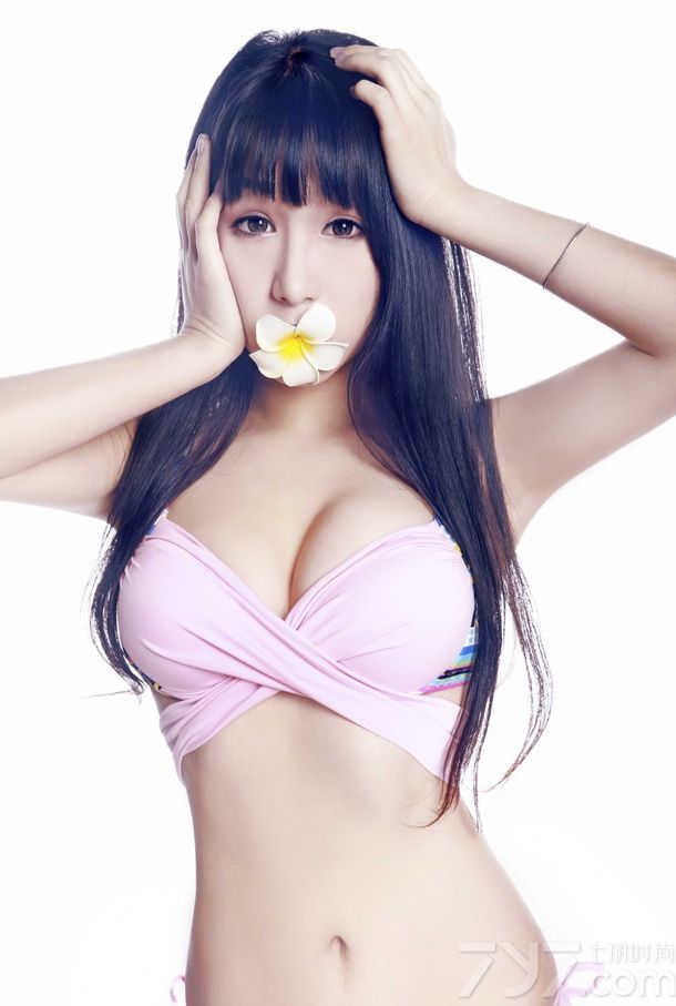 在男人心目中，若即若离的距离让人想要拉近，忽隐忽现的身材让人忍不住想一探究竟。超性感比基尼美女一展魔鬼S身材，长发及腰显得清纯与世无争，甜美的笑容让所有男人都沉迷于她，下面一起来看看这组性感美女图片，让她来挑逗你的心。