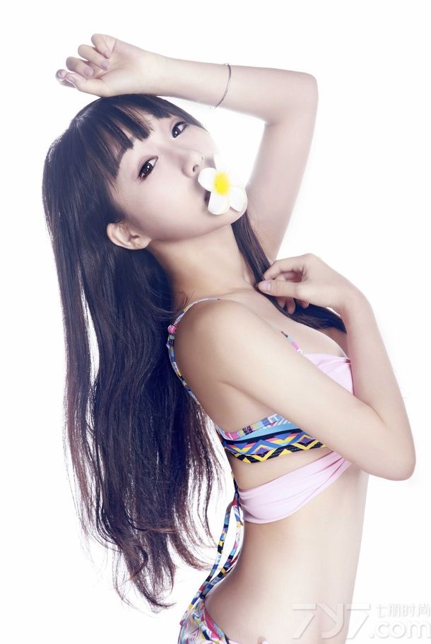 在男人心目中，若即若离的距离让人想要拉近，忽隐忽现的身材让人忍不住想一探究竟。超性感比基尼美女一展魔鬼S身材，长发及腰显得清纯与世无争，甜美的笑容让所有男人都沉迷于她，下面一起来看看这组性感美女图片，让她来挑逗你的心。