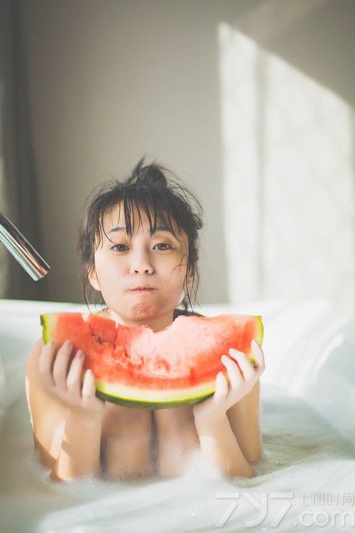 寒冷的冬季让我们忘却了夏季的温暖，吃西瓜的日子渐行渐远，下面一起来看看90后俏皮美女吃西瓜性感图片，感受夏日的休闲午后，享受片刻的悠闲时光。裸身洗泡泡浴的可爱美女生活照展现出青春活力，忍不住快来看看吧！