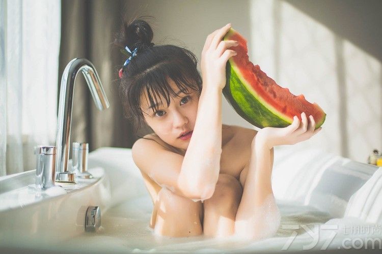 寒冷的冬季让我们忘却了夏季的温暖，吃西瓜的日子渐行渐远，下面一起来看看90后俏皮美女吃西瓜性感图片，感受夏日的休闲午后，享受片刻的悠闲时光。裸身洗泡泡浴的可爱美女生活照展现出青春活力，忍不住快来看看吧！