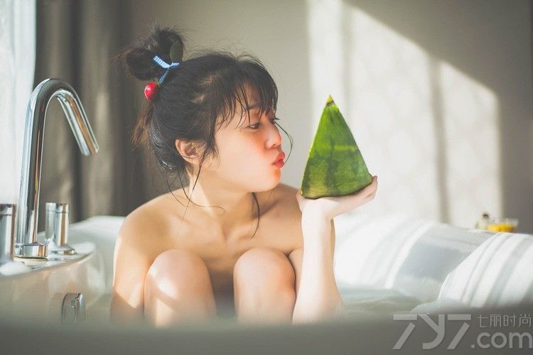 寒冷的冬季让我们忘却了夏季的温暖，吃西瓜的日子渐行渐远，下面一起来看看90后俏皮美女吃西瓜性感图片，感受夏日的休闲午后，享受片刻的悠闲时光。裸身洗泡泡浴的可爱美女生活照展现出青春活力，忍不住快来看看吧！