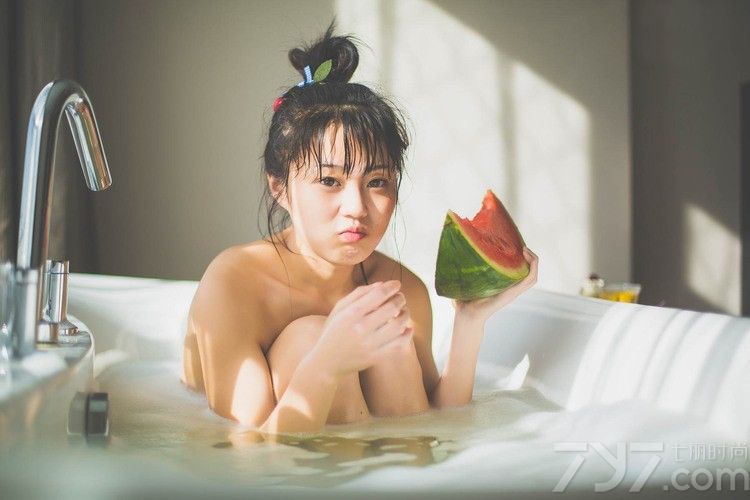 寒冷的冬季让我们忘却了夏季的温暖，吃西瓜的日子渐行渐远，下面一起来看看90后俏皮美女吃西瓜性感图片，感受夏日的休闲午后，享受片刻的悠闲时光。裸身洗泡泡浴的可爱美女生活照展现出青春活力，忍不住快来看看吧！