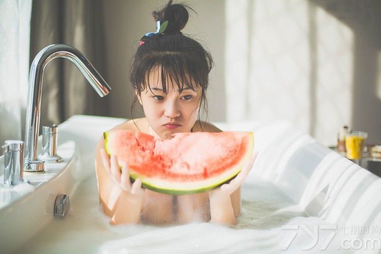 寒冷的冬季让我们忘却了夏季的温暖，吃西瓜的日子渐行渐远，下面一起来看看90后俏皮美女吃西瓜性感图片，感受夏日的休闲午后，享受片刻的悠闲时光。裸身洗泡泡浴的可爱美女生活照展现出青春活力，忍不住快来看看吧！