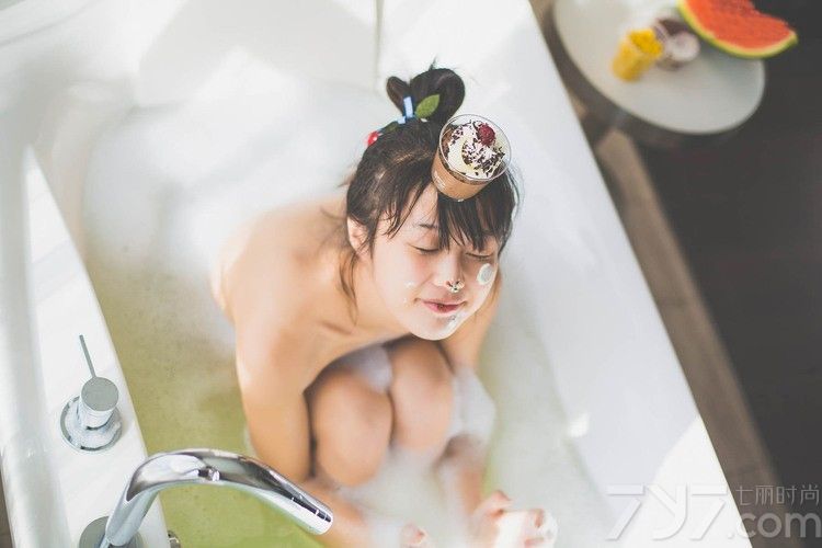 寒冷的冬季让我们忘却了夏季的温暖，吃西瓜的日子渐行渐远，下面一起来看看90后俏皮美女吃西瓜性感图片，感受夏日的休闲午后，享受片刻的悠闲时光。裸身洗泡泡浴的可爱美女生活照展现出青春活力，忍不住快来看看吧！