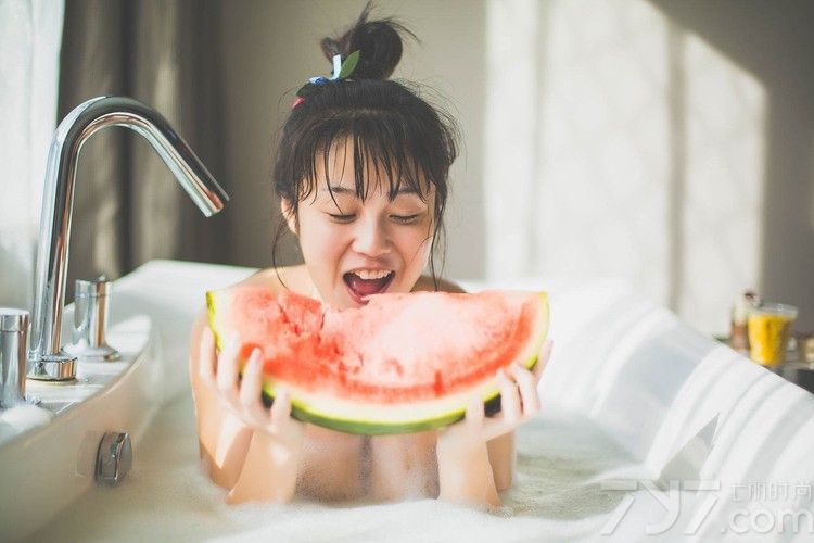 寒冷的冬季让我们忘却了夏季的温暖，吃西瓜的日子渐行渐远，下面一起来看看90后俏皮美女吃西瓜性感图片，感受夏日的休闲午后，享受片刻的悠闲时光。裸身洗泡泡浴的可爱美女生活照展现出青春活力，忍不住快来看看吧！