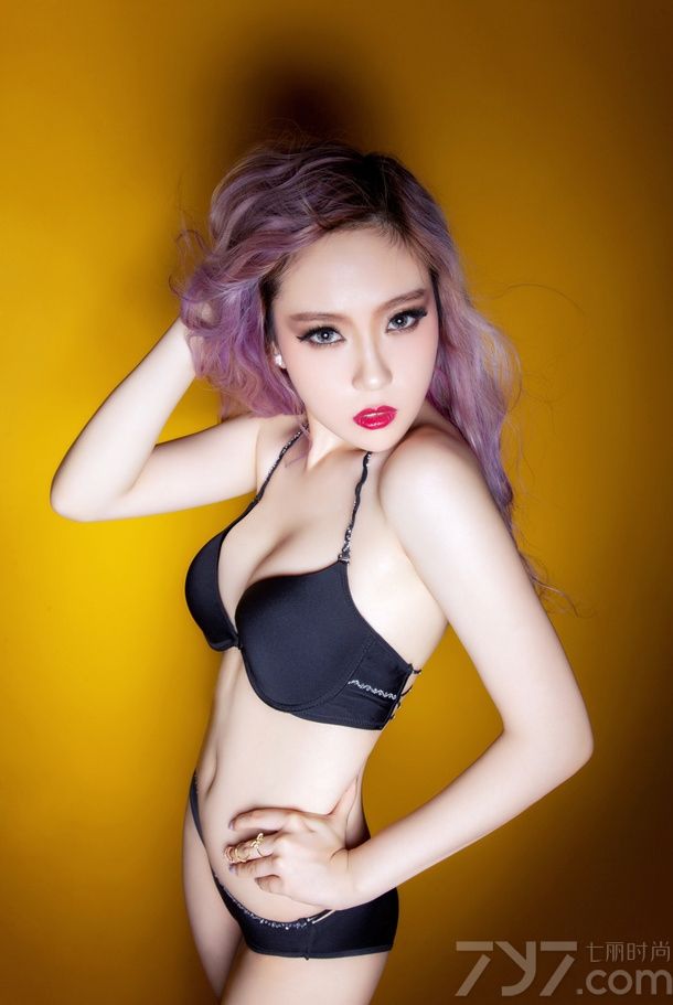 长腿是腿模的重要特征，在黄金比例的分配下，腿部的线条显得尤其吸睛。黑色的内衣套装大展MM姣好的身材，圆润挺拔的双峰、盈盈一握的小蛮腰、笔直光滑的肌肤、笔直细长的双腿都让人激动不已，想要一展MM娇容的宅男们，快来看看这组长腿美女内衣写真性感图片吧！