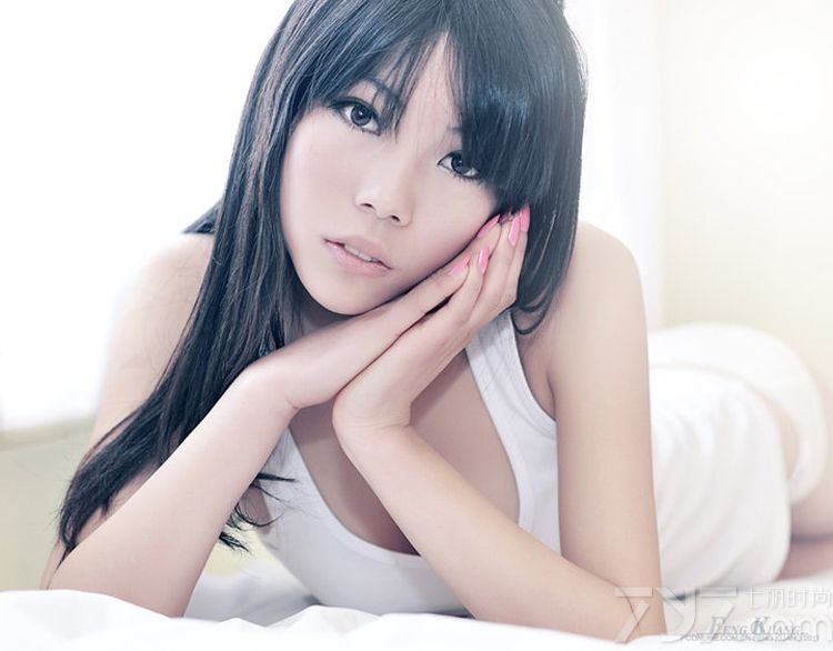 这组性感少女闺房写真图片，性感完美的身姿在穿着白衬衣后显得更为诱人致命，不管是白色内衣或者是黑色魅惑内衣，都能突出诱惑的一面，白皙肌肤以及诱人长腿，都让人无法抗拒，分享一组性感少妇内衣写真图片，看黑色bra的致命诱惑魅力。