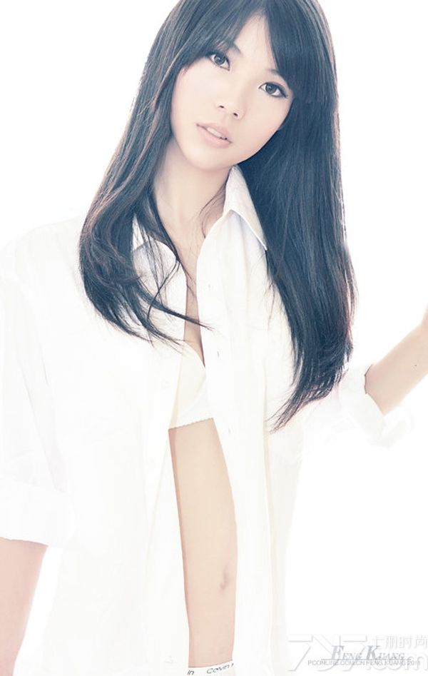 这组性感少女闺房写真图片，性感完美的身姿在穿着白衬衣后显得更为诱人致命，不管是白色内衣或者是黑色魅惑内衣，都能突出诱惑的一面，白皙肌肤以及诱人长腿，都让人无法抗拒，分享一组性感少妇内衣写真图片，看黑色bra的致命诱惑魅力。