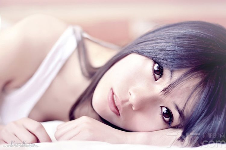 这组性感少女闺房写真图片，性感完美的身姿在穿着白衬衣后显得更为诱人致命，不管是白色内衣或者是黑色魅惑内衣，都能突出诱惑的一面，白皙肌肤以及诱人长腿，都让人无法抗拒，分享一组性感少妇内衣写真图片，看黑色bra的致命诱惑魅力。