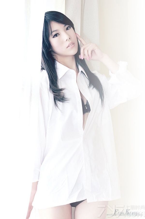 这组性感少女闺房写真图片，性感完美的身姿在穿着白衬衣后显得更为诱人致命，不管是白色内衣或者是黑色魅惑内衣，都能突出诱惑的一面，白皙肌肤以及诱人长腿，都让人无法抗拒，分享一组性感少妇内衣写真图片，看黑色bra的致命诱惑魅力。